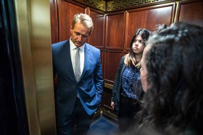 Woedende vrouwen zetten aarzelende senator vast in lift