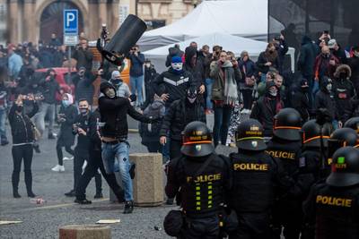 “Wij zijn mensen, geen schapen”: protest tegen coronamaatregelen in Praag ontaardt in veldslag