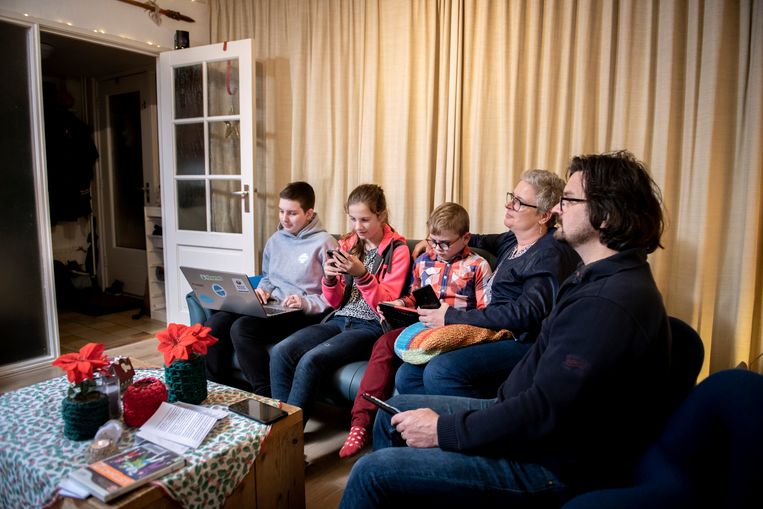 Ook Al Hebben We Ieder Ons Eigen Scherm Op Schoot We Kijken