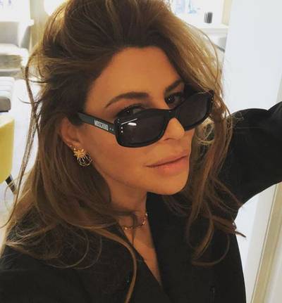 Olcay ligt onder broodrooster en Sanne Vogel stelt bruiloft uit