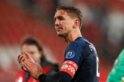 De Jong en Van Bommel zien arbitrage twee strafschoppen missen: ‘Voor de scheidsrechter is het ook lastig’