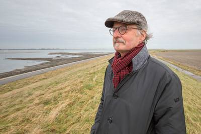 Zuiltjes op de Thoolse dijken herinneren voortaan aan de Ramp