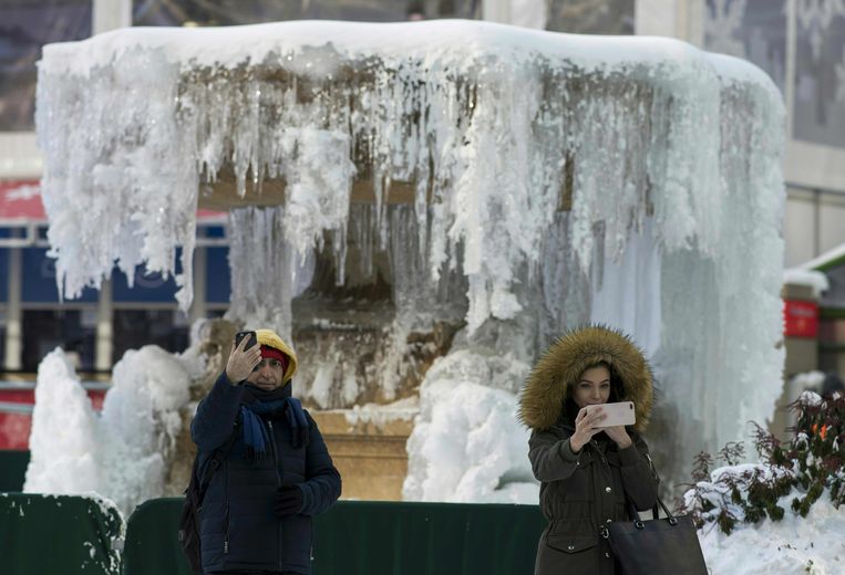 Een bevroren fontein in Bryant Park in New York.