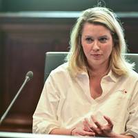 Kritiek op Els van Doesburg na uitspraak over moederschap: ‘Kom uit uw ivoren toren, burgemeester’