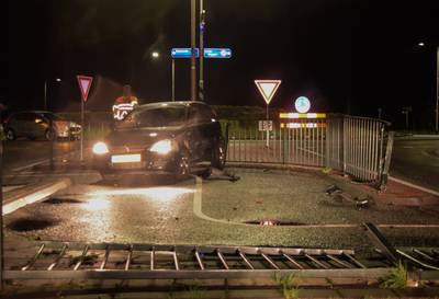 Automobilist maakt schuiver vlak voor rotonde bij Hummelo en ramt hekwerk