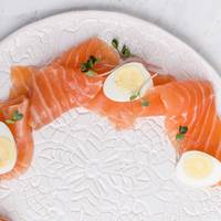 Bij déze supermarkt zijn de eieren en gerookte zalm het goedkoopst tijdens Pasen