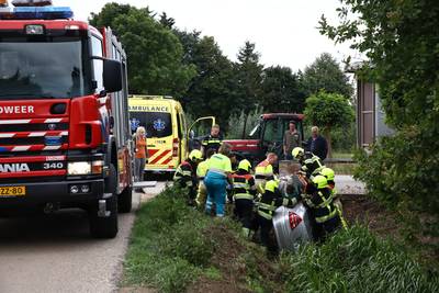Auto belandt in sloot en botst op betonnen duiker in Kapel-Avezaath