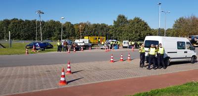 Twee gezochte mensen gepakt bij grote politiecontrole A18