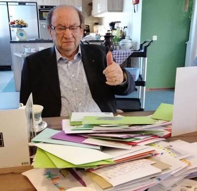 Jarige Piet Cremers (95) bedolven onder de kaartjes