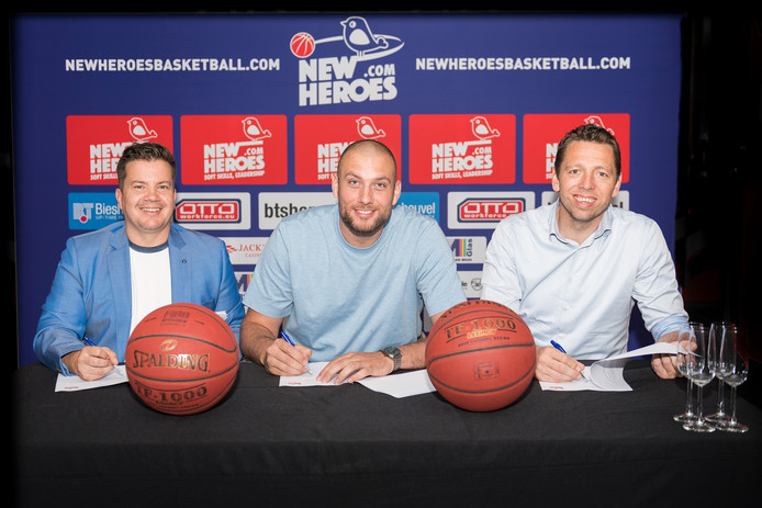 Bob van Oosterhout (links) bij de presentatie van Nick Oudendag. Rechts op de foto Jos Frederiks, technische man van New Heroes.