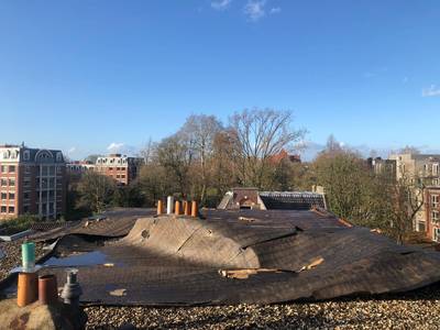 Dakbedekking laat los op monumentaal huizenblok Wageningen en waait in tuinen