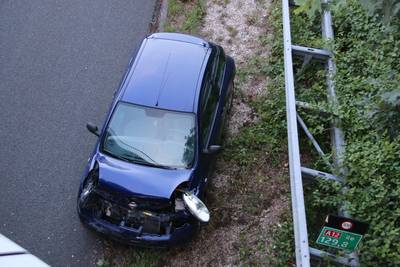 Auto op A12 draait om as en komt tegen vangrail tot stilstand