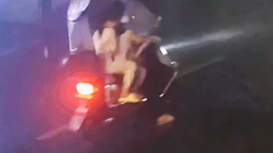Het waait zo hard dat Chinezen van hun scooters vliegen