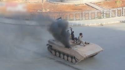 Tanks maken 'donuts' in bevrijd Raqqa
