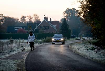 Oude Baan in Hulten ‘levensgevaarlijk’ voor fietsers en wandelaars: 'De weg is echt aardedonker’