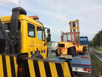 Heftruck schuift bijna van vrachtwagen, file op A12 bij Veenendaal