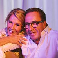 ‘Toen we naast elkaar wakker werden ontdekten we dat er een flink leeftijdsverschil tussen ons bestond’: Viki Geunes en Viviane Plaquet over hun relatie