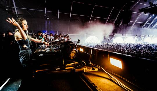 Amber Broos liet er geen gras over groeien in de volgepakte Boiler Room