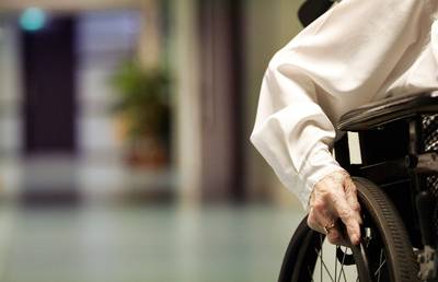 Vrouw (78) in rolstoel wacht na ziekenhuisbezoek uren vergeefs op zorgtaxi