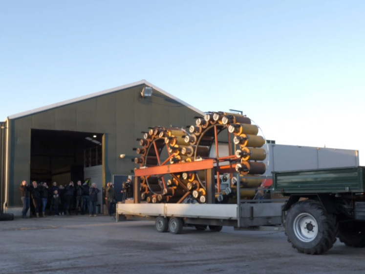 Henk-Jan bouwt gigantisch carbidkanon voor oudjaar