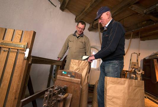 Miller André Konink of mill De Engel with volunteer Henk Grevers at the scale in Varsseveld.