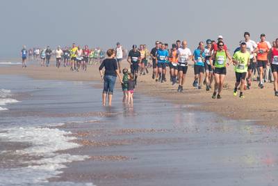 Uitzonderlijk: droge Kustmarathon met wind in de rug - maar wandelaars wacht natte dag
