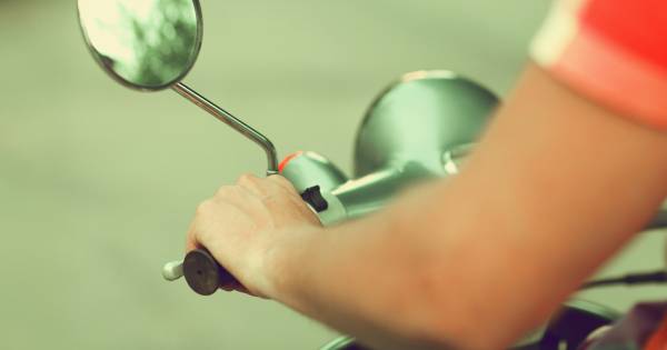 Vluchtende scooteraar rijdt over voet van jongen heen