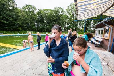 Watertemperatuur 19 graden: warme chocomelk bij zwemvierdaagse Rekken