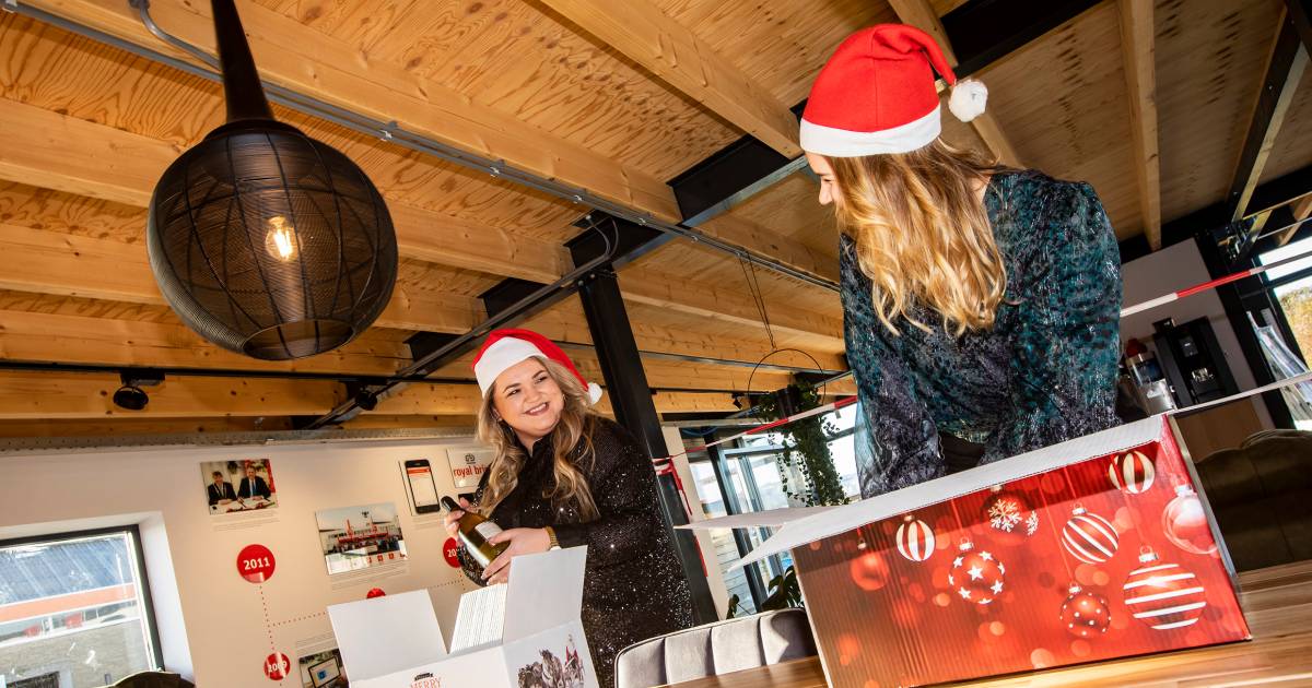 Drive in of een digitale borrel? Zo vieren bedrijven dit jaar de kerst met hun personeel - De Gelder