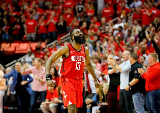 Sterspeler James Harden van de Rockets viert de overwinning.