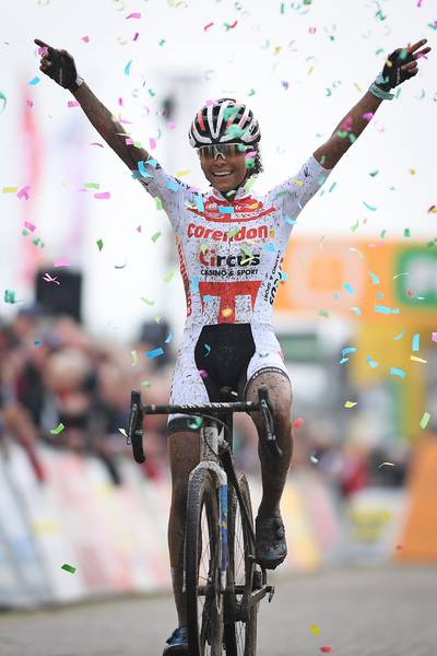 Oppermachtige Alvarado zet Van Vleuten op twee ronden in Gieten