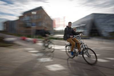 Docenten Citadel College bellen niet op maar fietsen de examenuitslagen in 14 dorpen rond