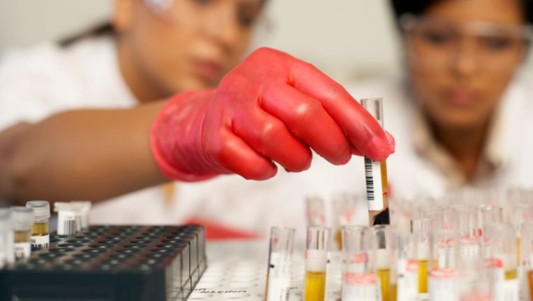 'Nieuw virus: levensreddend vaccin of dodelijke bedreiging voor miljoenen?' - de Volkskrant