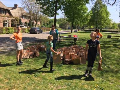 In Riel komt Koningsdag uit een tasje