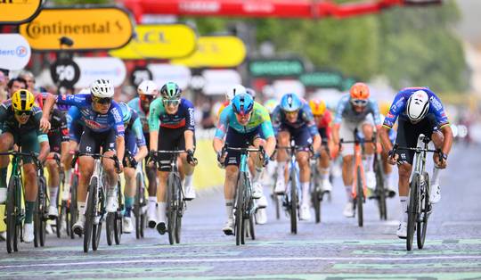 Van der Poel houdt sprinters nipt af en wint slotrit, Pogacar wint voor de 5e keer Tour de France