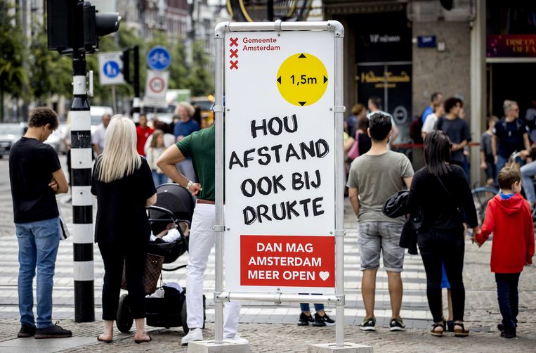 In onze buurlanden geldt 'afstand houden' als de belangrijkste regel in de strijd tegen het coronavirus. Nergens gelden gelijkaardige sociale restricties als bij ons. 