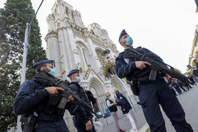 En France, la menace terroriste repasse au maximum cinq ans après les attentats de Paris