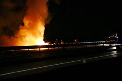 Auto in brand op Maasbrug bij Cuijk