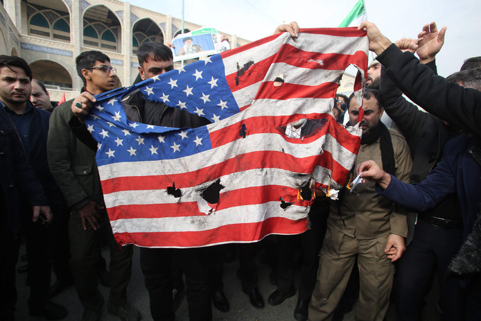 Iraniërs verbranden in Teheran (Iran) de Amerikaanse vlag.