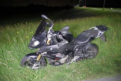 Motor botst op auto in Bruinisse; één gewonde