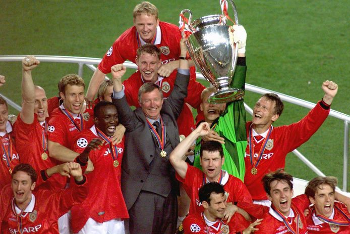 Gioia tra i giocatori del Manchester United dopo aver vinto la finale di Champions League contro il Bayern Monaco al Camp Nou il 26 maggio 1999.