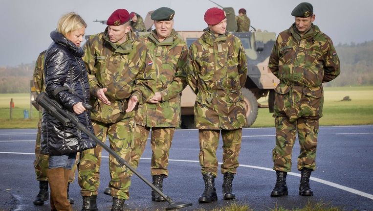 Leger Moet Over Grens Kijken Trouw [ 431 x 763 Pixel ]