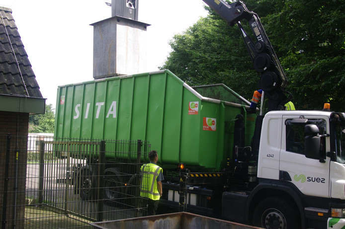 De container in Lierop wordt geleegd.