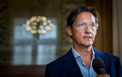 Gaat Volkert het land uit? 'Dit is weer zo'n truc, ik geloof hem niet'