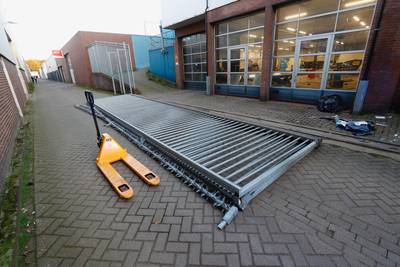 Man ernstig gewond nadat schuifpoort op zijn hoofd valt bij autobedrijf in Eindhoven