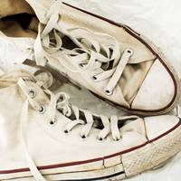 Witte sneakers vies? Zo krijg je ze weer brandschoon
