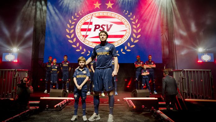 Vlek Andrew Halliday Lenen Blauw jubileumshirt en speciaal logo voor PSV | Nederlands voetbal |  bndestem.nl