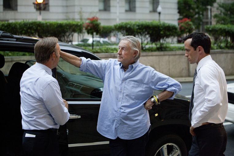 Joel Schumacher met Kevin Spacey en Nathan Darrow op de set van ‘House of Cards’. 