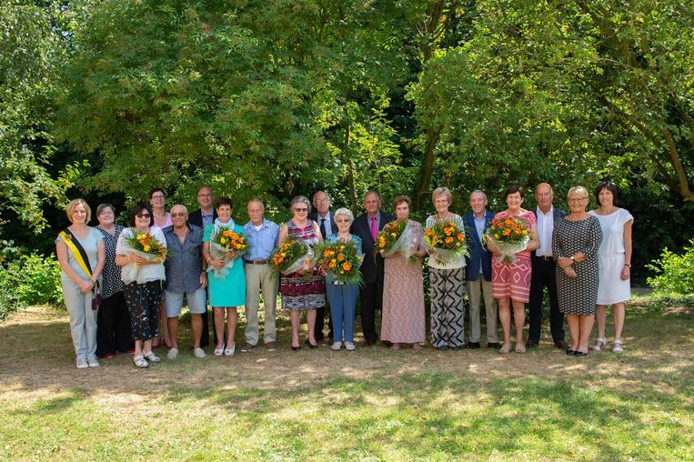 Zeven Koppels Stevig In De Bloemetjes Gezet Voor Huwelijksjubileum