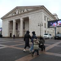 ‘Zingen en dansen op de botten van omgekomen Oekraïners’: Rusland heropent gebombardeerd theater van bezette stad Marioepol